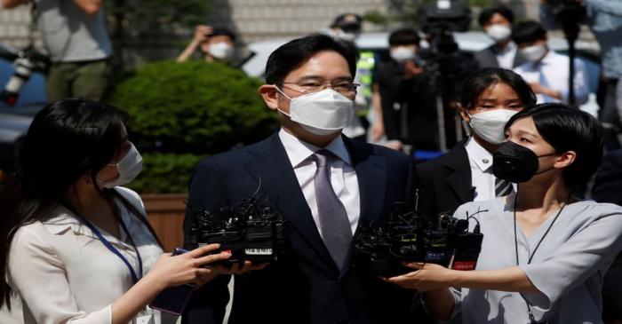 Samsung Group heir Jay Y. Lee arrives for a court hearing to review a detention warrant request