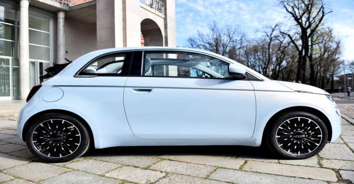 FILE PHOTO: A new Fiat 500 electric car is unveil in Milan