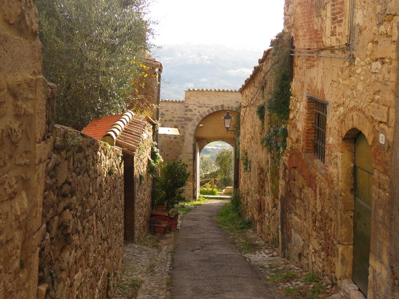 A view of a little alley in Amelia