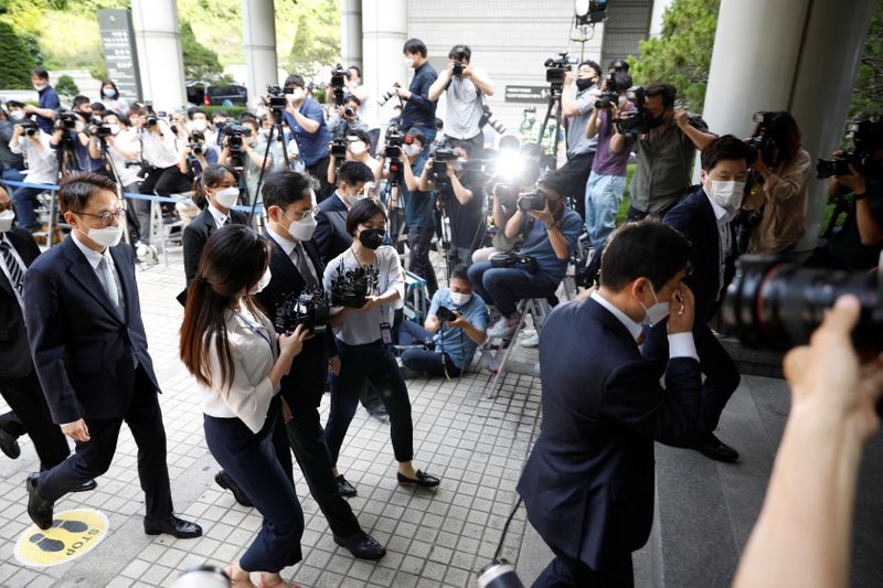 Samsung Group heir Jay Y. Lee arrives for a court hearing to review a detention warrant request